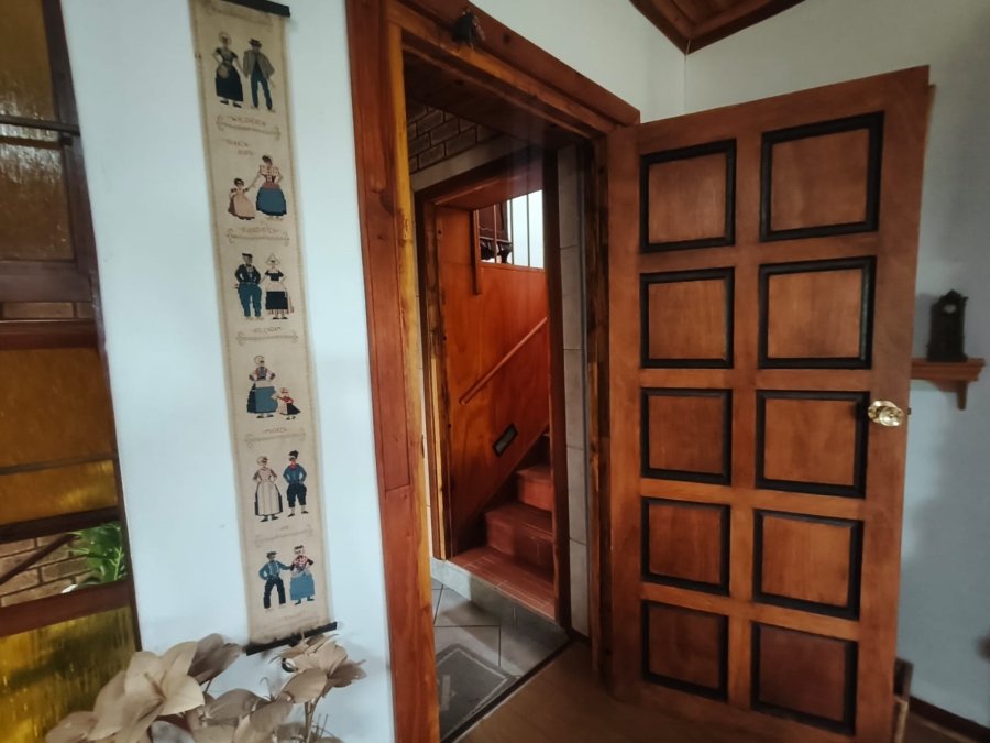 6 Bedroom Property for Sale in Paradise Beach Eastern Cape